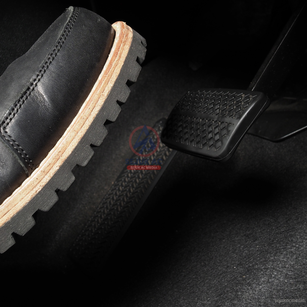 Pedal rem mobil keras