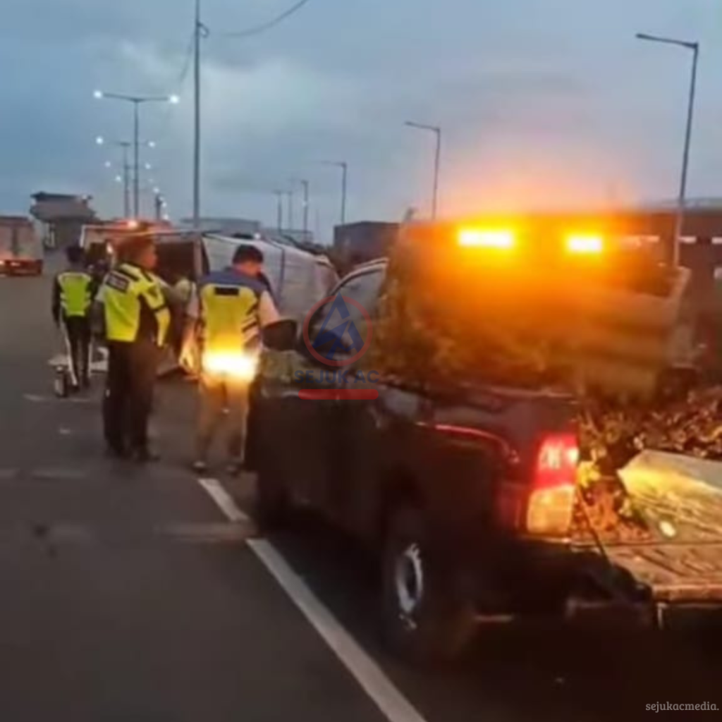 Truk Boks Pecah Ban & Terguling di Tol Wiyoto Wiyono