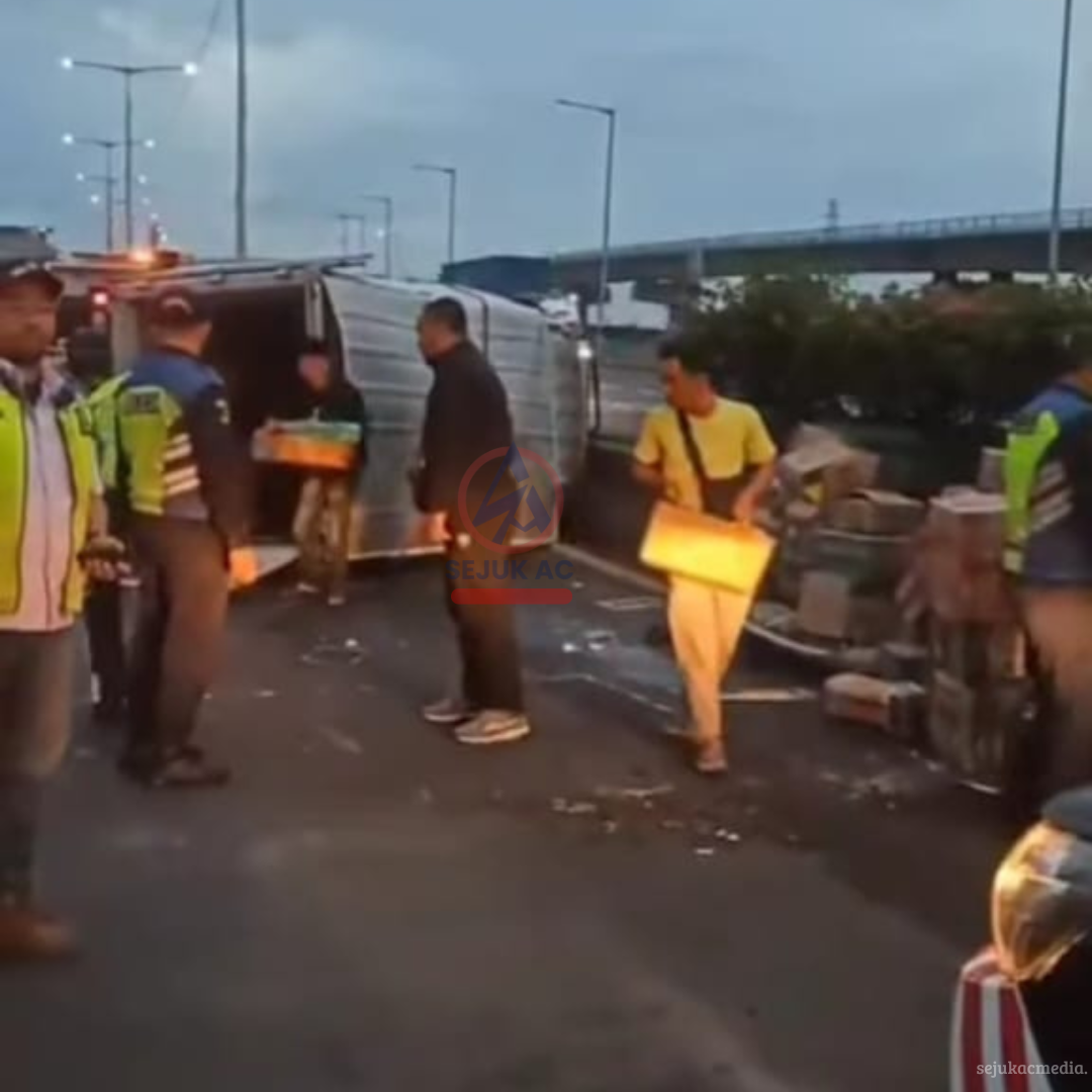 Truk Boks Pecah Ban & Terguling di Tol Wiyoto Wiyono