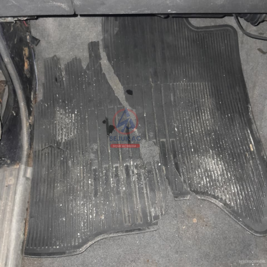 Karpet Mobil Lembap dan Basah