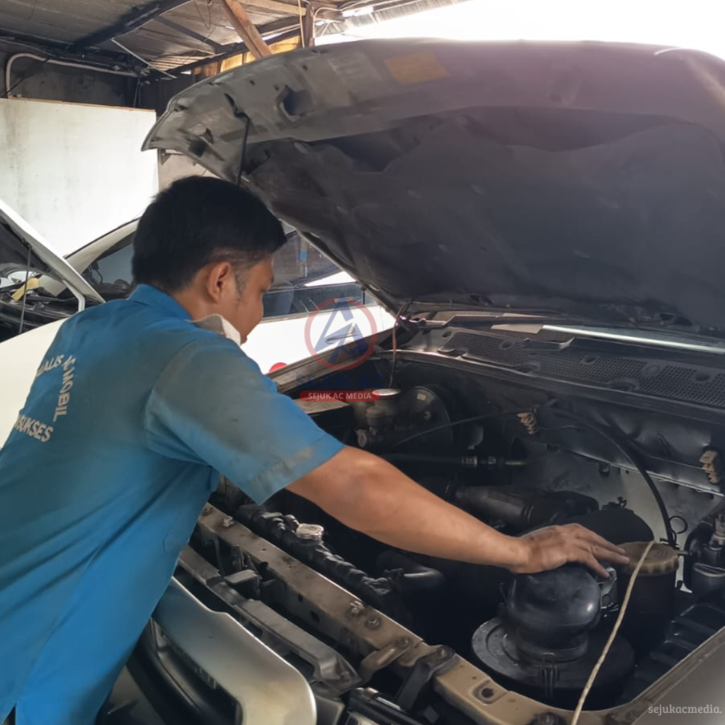 Cek Mesin Mobil Sebelum Perjalanan Jauh